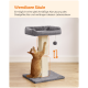 Eine verspielte orange Katze kratzt an einem beigen Sisalpfosten auf einer grauen Basis mit einem plüschigen Bett und einem baumelnden Pom-Pom-Spielzeug. Text: "Wendbare Säule."