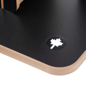 Nahaufnahme eines schwarzen Haustierproduktfußes mit einem runden Logo mit einem weißen Ahornblatt, das sein elegantes Design hervorhebt.