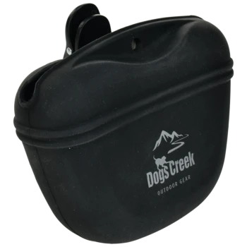 Distributeur de sacs à déchets pour chien noir avec un clip, présentant le logo "Dog's Creek Outdoor Gear."