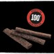 Drei Rindersticks für Hunde auf schwarzem Hintergrund, mit einem roten Aufkleber, der '100% NATÜRLICHEM RIND' besagt.
