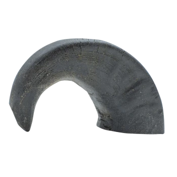 Jouet à mâcher pour chien noir et courbé fabriqué à partir de matériau durable, avec une surface lisse et une texture naturelle.