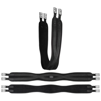 Drei schwarze Pferdegurten, die ausgestellt sind, mit verstellbaren Schnallen und unterschiedlichen Breiten, geeignet für den Reitsport.