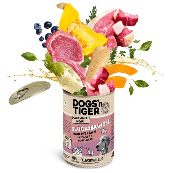 Eine Dose DOGS'n TIGER Hundefutter, beschriftet mit "Glücksbringer", die Rind und Lamm enthält, umgeben von frischen Zutaten wie Fleisch, Kürbis und Kräutern.