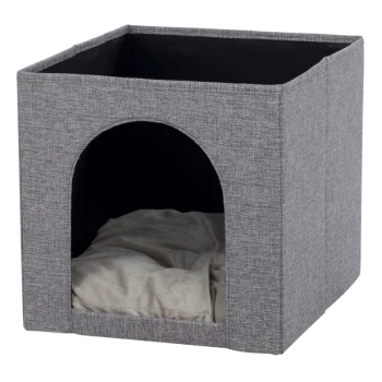 Maison pour animal de compagnie en tissu gris avec une entrée en arc à l'avant et un coussin beige doux à l'intérieur.
