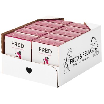 Eine Box mit pinken "FRED"-Paketen, die einen Cartoon-Hund mit Hut und den Text "FRED & FELIA" sowie "Tierliebe vom Allerfeinsten" zeigt.