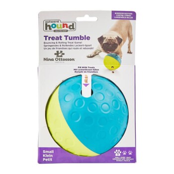 Buntes Leckerli-spendendes Ballspielzeug für Hunde, beschriftet mit "Treat Tumble" von Outward Hound, mit Anweisungen in Englisch und Deutsch.