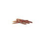 Ein Haufen dünner, getrockneter Fleischstreifen auf einem weißen Hintergrund, wahrscheinlich ein Hundesnack oder Haustierleckerei.