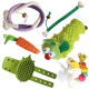 Verschiedene bunte Haustierspielzeuge, darunter ein grüner Plüsch-Raupe, Seilspielzeuge, ein Karotten-Kauspielzeug, ein gefiedertes Spielzeug und ein grüner Gummipflegehandschuh.
