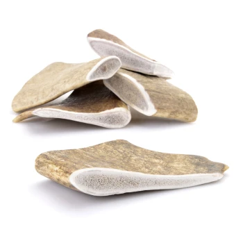 Geweih Schäufle L ca. 120-180g Ein Stapel natürlicher Hundekauartikel aus Knochen, mit einer strukturierten Oberfläche und einer hellbraunen Farbe mit weißen Rändern.