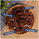 Eine Holzschüssel mit braunen Haustierleckerlis, beschriftet auf Deutsch: "Belohnung," "fettarm," "proteinhaltig," und "hypoallergen."