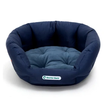 Marineblaue Haustierliege mit einem plüschigen, gepolsterten Innenraum und einem Logoetikett mit der Aufschrift "Doctor Bark."