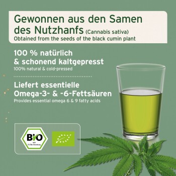 Grüner Hintergrund mit einem Glas kaltgepresstem Öl, mit Text, der es als 100% natürlich hervorhebt und essentielle Omega-3- und -6-Fettsäuren liefert.