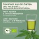 Grüner Hintergrund mit einem Glas kaltgepresstem Öl, mit Text, der es als 100% natürlich hervorhebt und essentielle Omega-3- und -6-Fettsäuren liefert.