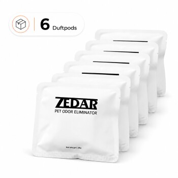 Sechs weiße ZEDAR-Geruchsvernichter-Sachets; Vorderseite mit Aufschrift ‚ZEDAR PET ODOR ELIMINATOR‘ und Badge ‚6 Duftpods‘