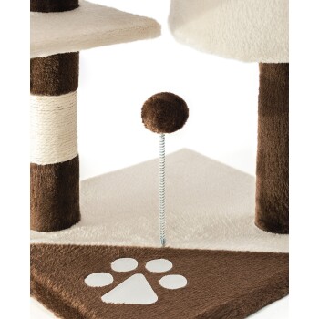 Nahaufnahme eines braun-creamfarbenen Kratzbaums mit plüschigen Oberflächen, einem mit Seil umwickelten Kratzpfosten und einem baumelnden Pom-Pom-Spielzeug.