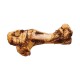 Ein einzelner, großer Hundeknochen mit fleischiger Textur und brauner Würze, auf einem weißen Hintergrund präsentiert.