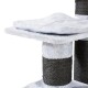 Nahaufnahme eines weichen, grauen Katzenbaums mit plüschigen Oberflächen und mit Sisal umwickelten Pfosten, entworfen für das Klettern und Kratzen von Katzen.