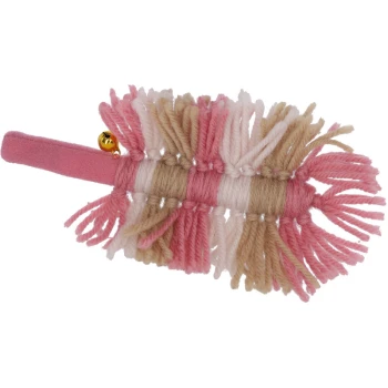 Ein farbenfrohes Katzenspielzeug in Fischform, aus pinkem, beigem und weißem Garn mit fransigen Kanten und einer kleinen Glocke.