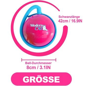 Pinkes Modern CAT-Katzenspielzeug (Ball) mit blauem Griff in Form eines Schwanzes; beschriftet mit „Schwanzlänge 42cm / 16.9IN“, „Ball-Durchmesser 8cm / 3.1IN“, „GRÖSSE“.