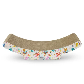 Ein geschwungener Katzenkratzbaum mit einer beigen Kratzfläche und einem bunten, verspielten Design mit verschiedenen Katzen und Blumen.