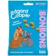 Un sac bleu vif de friandises pour animaux Edgard Cooper avec des illustrations de dessins animés d'un chien et d'un chat, avec le texte "BONBONS" et "Saumon et Poulet."