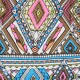 Buntes geometrisches Muster mit Rauten, Federn und komplizierten Designs in rosa, blau, braun und gelben Farbtönen.