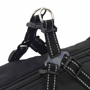 Nahaufnahme einer schwarzen Haustiertrage mit verstellbaren Riemen, einem Metall-D-Ring und einem Reißverschluss, entworfen für den Transport von Haustieren.