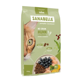 Katze Futterbeutel mit "Sanabelle No Grain Chicken & Blueberries," mit einer Nahaufnahme des Katzenkopfes und Bildern von Trockenfutter, Heidelbeeren und Hähnchen.