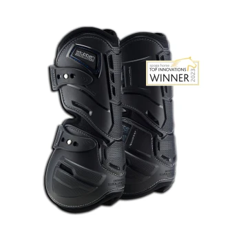 Schwarze Schutzstiefel für Pferde mit schlankem Design, mit verstellbaren Riemen und einem 'Winner 2023'-Abzeichen für Top-Innovationen.