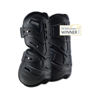 Schwarze Schutzstiefel für Pferde mit schlankem Design, mit verstellbaren Riemen und einem 'Winner 2023'-Abzeichen für Top-Innovationen.