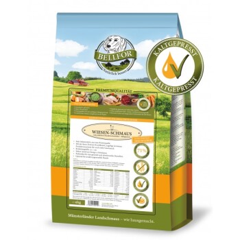 Ein 4 kg Sack Bellfor Wiesen-Schmaus Tiernahrung, mit einem malerischen ländlichen Hintergrund, mit einem "Kaltgepresst"-Siegel, das die kaltgepresste Qualität anzeigt.
