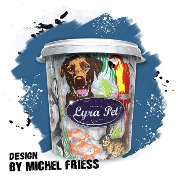 Ein bunter Behälter mit einem Design von Michel Friess, das einen Hund, einen Papagei, einen Panda, einen Fisch und einen Hasen zeigt, beschriftet mit "Lyra Pet."