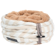Gemütliches Haustierbett mit einem weichen, plüschigen Innenraum und einem gestreiften beige-weißen Äußeren, mit einer dekorativen Schleife und Etikett.