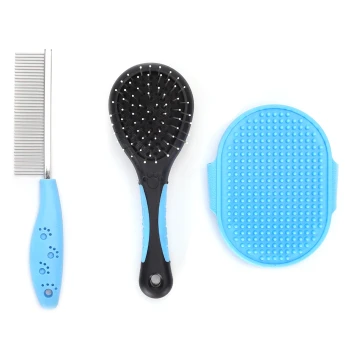 Drei Werkzeuge zur Tierpflege: ein Metallkamm mit blauem Griff, eine schwarze Bürste mit weißen Borsten und ein blauer Gummihandschuh zur Pflege.