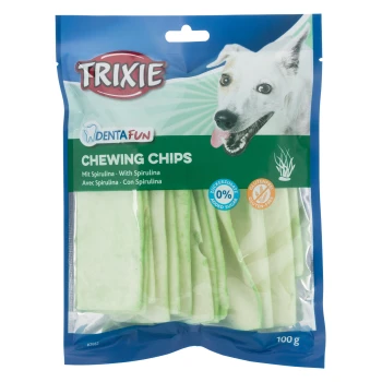 Trixie DentaFun Chips do żucia dla psów, z uśmiechającym się białym psem i etykietami "Z Spiruliną", "0% dodanego cukru" i "Bezglutenowe."