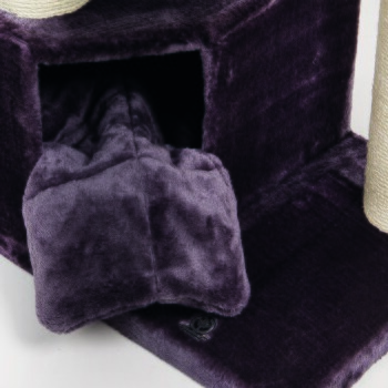 Lila Plüsch-Katzenbaum mit einem gemütlichen Versteck und weichem Kissen, mit einem Logo an der Basis.