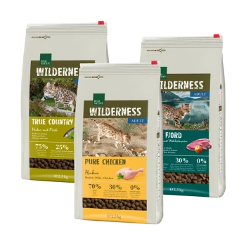 Drei Beutel von Real Nature's "Wilderness" Katzenfutter: "True Country," "Pure Chicken" und "Ford," die Zutaten und Nährstoffe präsentieren.