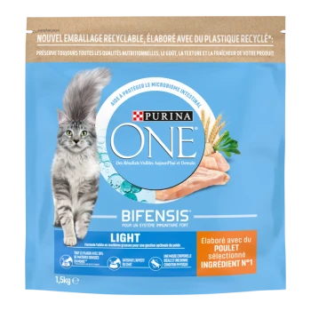 Sac Purina ONE Bifensis Light pour chats avec chat gris à poils longs et photo de poulet, mention « Poulet ingrédient n°1 ».