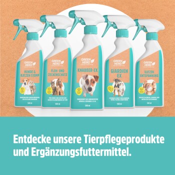 Fünf Green Hero Sprühflaschen für Haustiere mit deutschen Etiketten und einem sichtbaren deutschen Slogan, der zur Entdeckung von Pflegeprodukten einlädt.