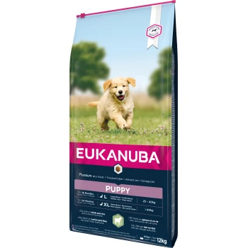 Puppy z jagnięciną i ryżem 12 kg Torba suchej karmy dla szczeniąt Eukanuba z bawiącym się szczeniakiem na trawie, oznaczona jako "Premium dry food," podkreślająca żywienie dla dużych i olbrzymich ras.