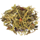 Mélange de foin pour petits animaux avec tiges de foin vertes, granulés bruns, fleurs séchées et morceaux de légumes sur fond noir.