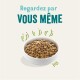 Bol de nourriture pour animaux de compagnie rempli de croquettes, avec le texte "Regardez par VOUS MÊME" au-dessus, suggérant aux clients de vérifier la qualité eux-mêmes.