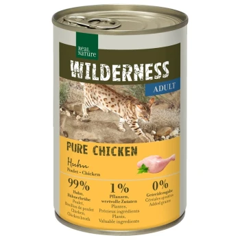 Dosenkatzenfutter mit der Aufschrift "Wilderness Adult Pure Chicken", mit einer Wildkatze auf dem Etikett, mit 99% Huhn, 1% Pflanzen und 0% zugesetzten Getreide.