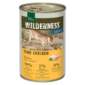 Dosenkatzenfutter mit der Aufschrift "Wilderness Adult Pure Chicken", mit einer Wildkatze auf dem Etikett, mit 99% Huhn, 1% Pflanzen und 0% zugesetzten Getreide.
