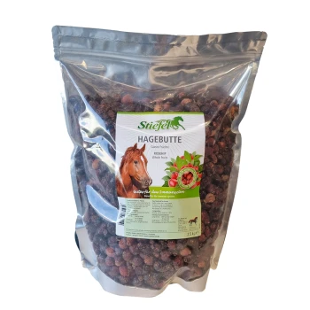 Eine klare Plastiktüte gefüllt mit getrockneten Hagebuttenfrüchten, gekennzeichnet mit "Stiefel Hagebutte" mit einem Pferdebild, 2,5 kg, und Text über die Vorteile für das Immunsystem.