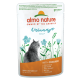 Pochette de nourriture pour chat Almo Nature Urinary Help présentant une silhouette de chat gris parmi des fleurs bleues, étiquetée 'Avec du poulet' et 'Adulte - Chat mature.'
