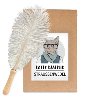 Eine stilvolle Katze namens Kater Kasimir mit Brille und Schal ist auf einem braunen Paket beschriftet "KATER KASIMIR STRAUSSENWEDEL" mit einem Federduster.