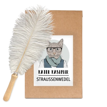 Eine stilvolle Katze namens Kater Kasimir mit Brille und Schal ist auf einem braunen Paket beschriftet "KATER KASIMIR STRAUSSENWEDEL" mit einem Federduster.