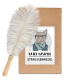 Eine stilvolle Katze namens Kater Kasimir mit Brille und Schal ist auf einem braunen Paket beschriftet "KATER KASIMIR STRAUSSENWEDEL" mit einem Federduster.