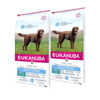 EUKANUBA Daily Care Hundefutterbeutel, mit einem braunen Hund auf der Vorderseite, beschriftet mit "Weight Control" für erwachsene Hunde, jeweils 15 kg.